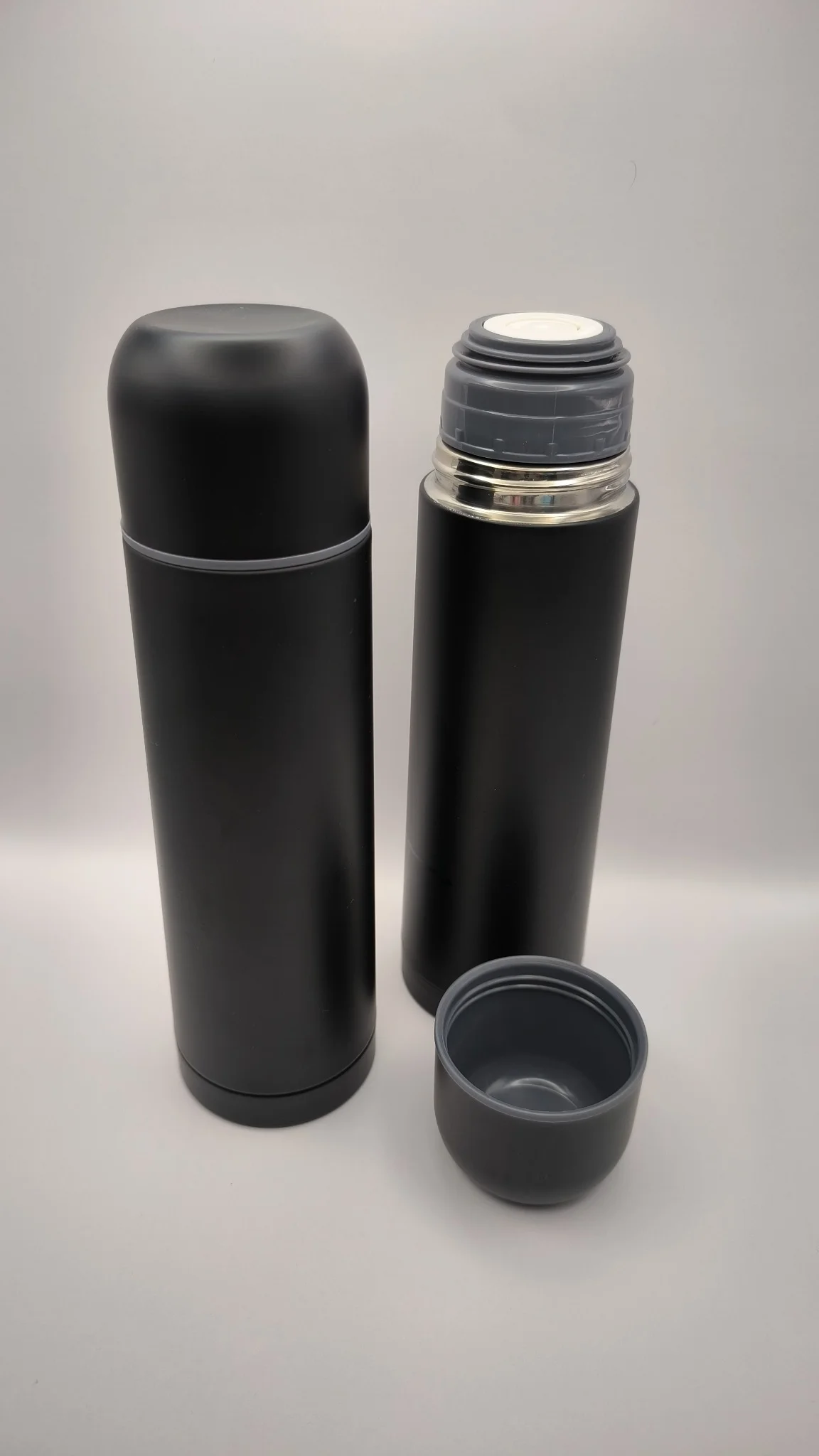 Schwarze Thermoflasche für Gravur